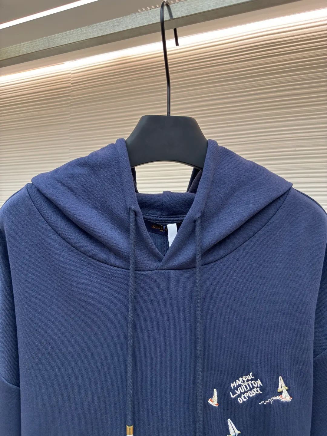 LOUIS VUITTON embroidered sailing letter hooded sweatshirt ●Authentic product: Purchased and developed by 16324 ●Item number: 1680243-A90 ●Fabric: pure cotton ●Technology: embroidery ●Version: fitted version ●Weight: about 885 grams ●Size: S-M-L-XL ●Description: Made with custom-made pure cotton fabrics, the texture is comfortable and soft, skin-friendly and non-irritating. It is decorated with sailboat embroidery on the front and back. It uses tatami technology to embroider sailboat patterns and letters in colorful colors. The colors are dyed according to the body fabric. The overall line is straight and delicate, the fabric is comfortable and soft, and the color is consistent without color difference. It can be matched with the same style to create a fashionable look and control various occasions. Customized accessories, complete three standards, same style for men and women!